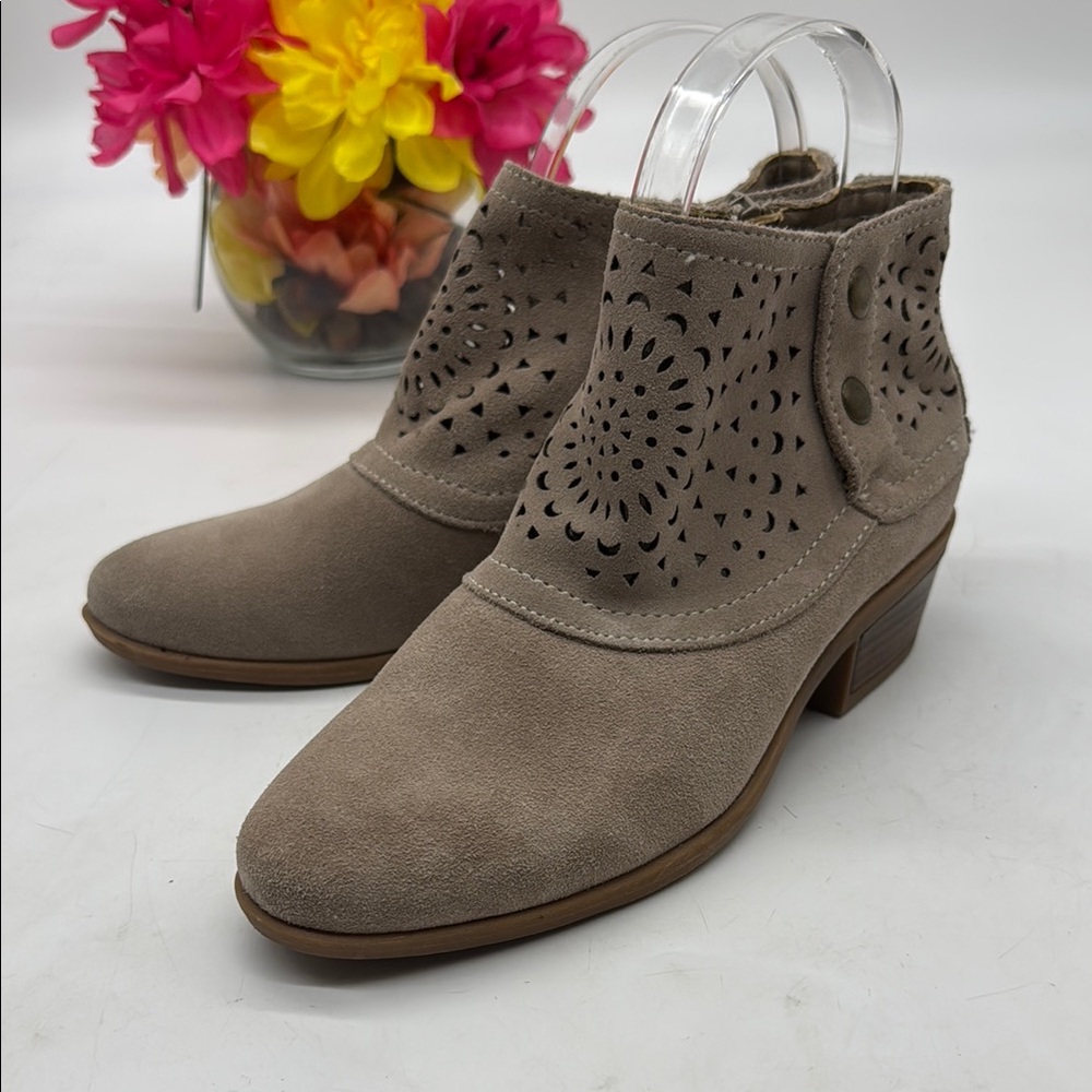 BareTraps Gaige Taupe Laser-Cut Ankle Booties Size 5.5 MCA8248D